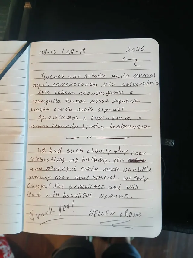 Handwritten guest journal page: 08-16 / 08-18 2026 Tivemos uma estadia muito especial aqui, comemorando meu aniversário. Esta cabana