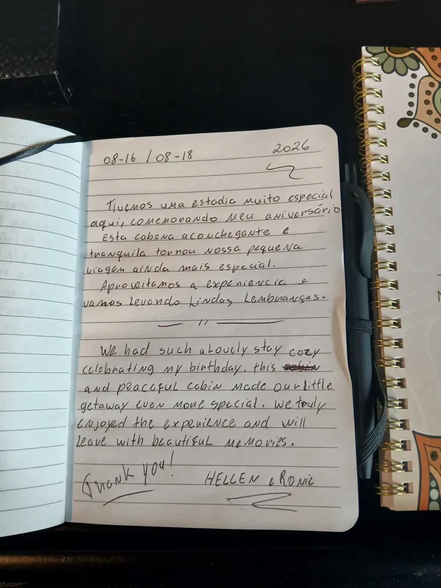 Handwritten guest journal page: 08-16 / 08-18 2026 Tivemos uma estadia muito especial aqui, comemorando meu aniversário. Esta cabana
